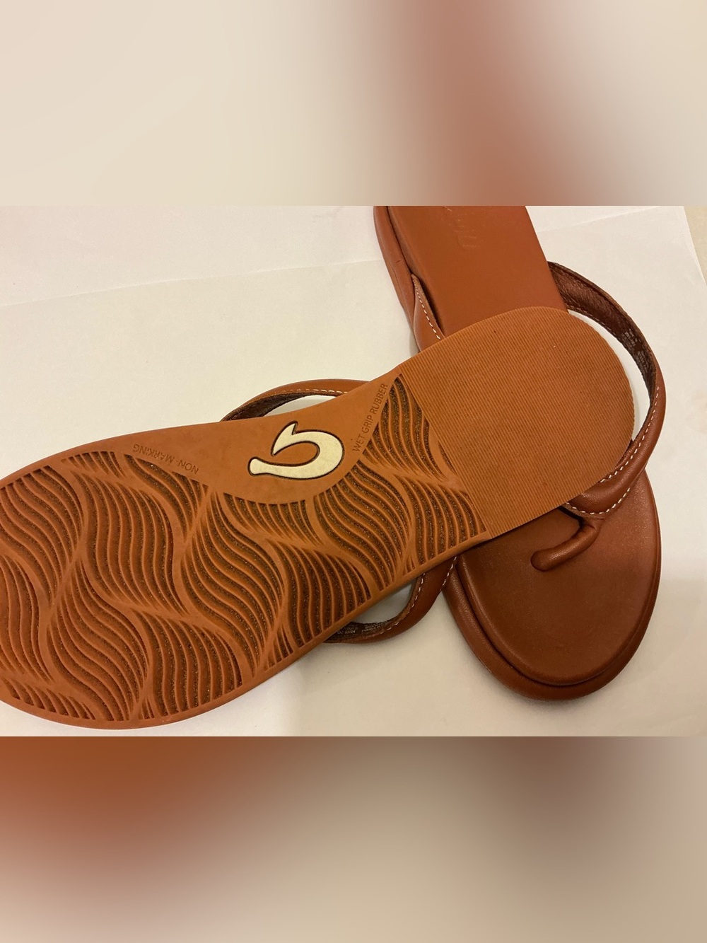 OluKai Brown Tiare Leather Flip Flop Sandals $120 - Picture 4 of 6